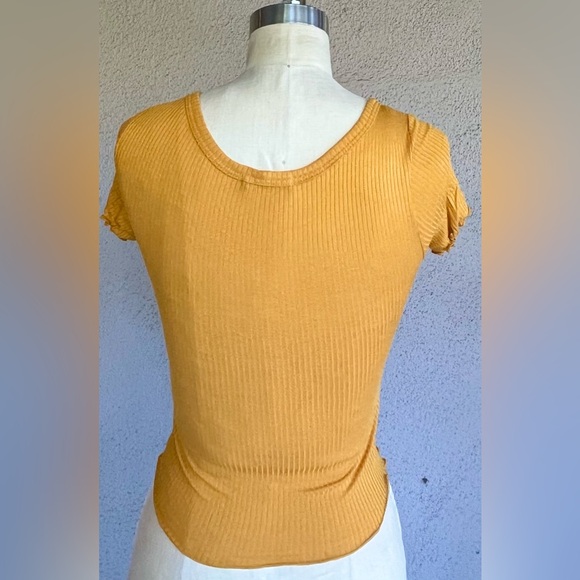 Golden Ribbed Button-Up Crop Top - Picture 2 of 2